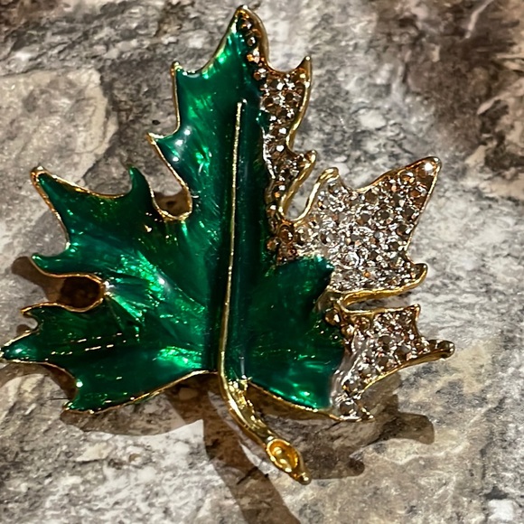 Maple Leaf Brooch in Green enamel and Gold tones - Picture 1 of 7